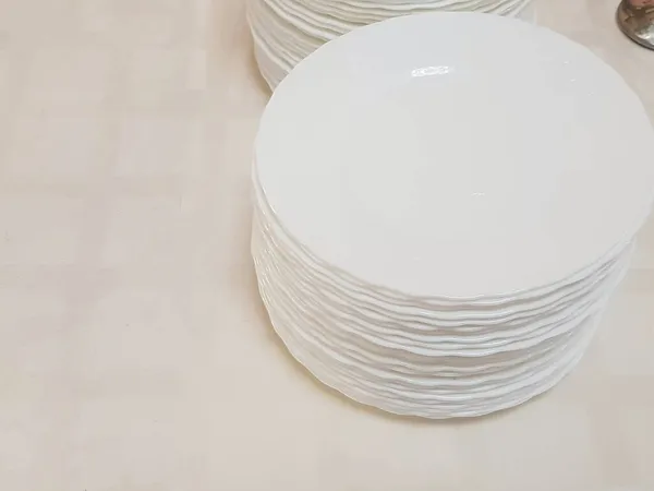 Λευκά Καθαρά Άδεια Πιάτα Μια Στοίβα Στο Τραπέζι Υπηρεσία Στο — Φωτογραφία Αρχείου