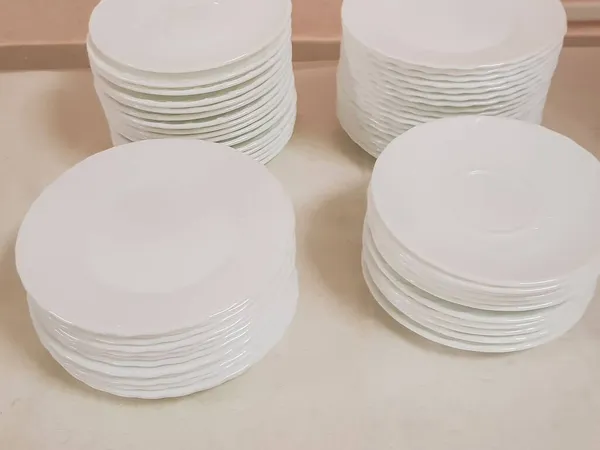 Platos Blancos Limpios Vacíos Una Pila Sobre Mesa Servicio Cafetería — Foto de Stock