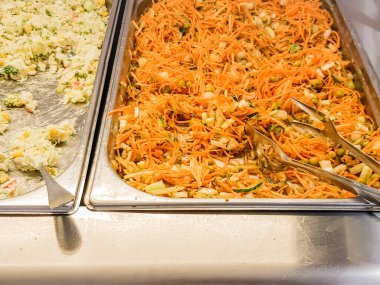 Sebze salatalı havuç ve mısırlı bir salata barına yakın plan..