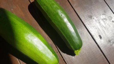 4k video, koyu ahşap arka planda iki kabak, yaz günü güneş ışığı.