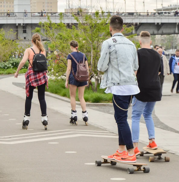 Moszkva Oroszország 2017 Május Fiatalok Görkorcsolyáznak Gördeszkáznak Muzeon Parkban — Stock Fotó