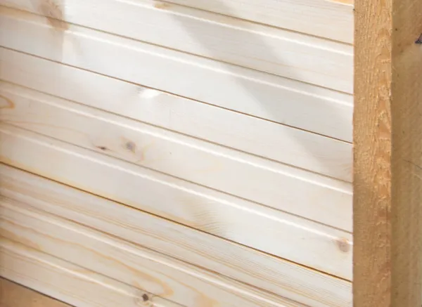Fa fal új csiszolt könnyű clapboard, építési koncepció és textúra fa fűrészáru — Stock Fotó