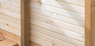 Ahşap duvar, yeni cilalanmış ışık panosu, inşaat konsepti ve ahşap ahşap dokusundan yapılmış.