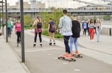 Moskova, Rusya, 20 Mayıs 2017: Muzeon Park 'ta kaykay yapan gençler.