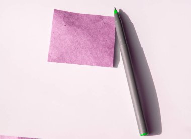 Kalemli boş pembe kağıt kart, boş şablon ve metin için maket.