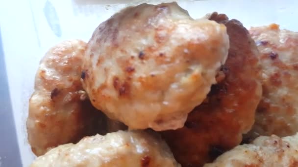 Video Cámara Lenta Movimiento Sobre Plato Jugosas Chuletas Fritas Tazón — Vídeo de stock