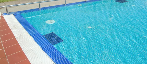 Piscina Aire Libre Con Agua Azul Sobre Fondo Árboles Día — Foto de Stock