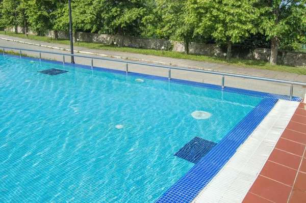 Piscina Aire Libre Con Agua Azul Sobre Fondo Árboles Día — Foto de Stock