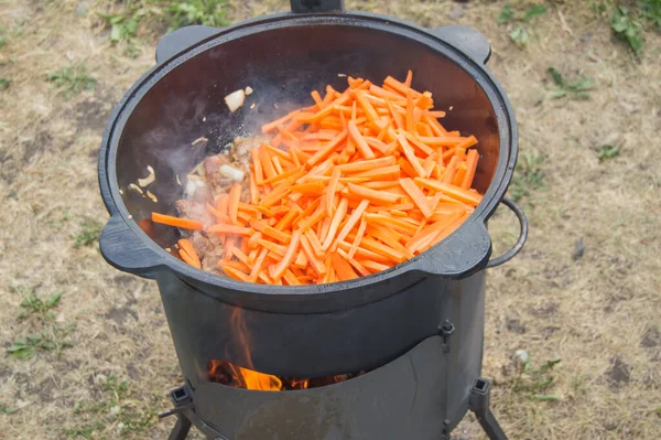 Cozinhar Pilaf Wok Ferro Fundido Livre Muitas Cenouras Fatiadas Carne — Fotografia de Stock