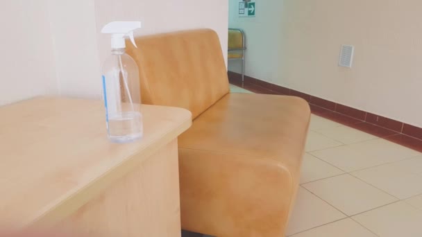 4K视频 相机在空旷的医务室缓慢移动 消毒喷雾瓶 清洗或办公室消毒概念 — 图库视频影像