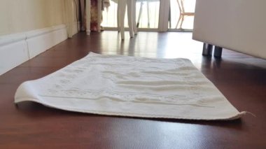 4K video, orta yaşlı bir kadın duş aldıktan sonra ayaklarını beyaz havluya koyuyor, yetişkin bir kadının güzel bacakları. Sabah duşu, evde banyo, spa tedavisi..