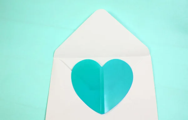 Zbliżenie Otwartej Białej Koperty Niebieskiej Kartki Życzeniami Kształcie Serca Jasnoniebieskim — Zdjęcie stockowe