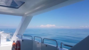 4k video, lüks bir yatın güvertesinden deniz manzarası ve denizin arka planındaki ufuk çizgisi, parlak güneş ışığı, dalgalarda tekne hareketi..
