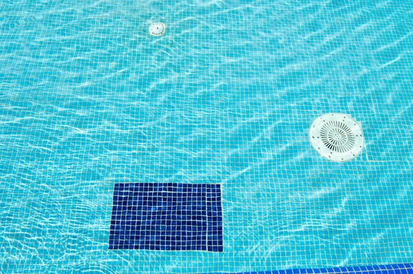 Niebieski Basen Woda Blaskiem Słońca Tło Tekstura Wody Płytek Mozaikowych — Zdjęcie stockowe