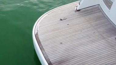 4k video, denizin arka planında bulunan lüks bir yatın ahşap güverte manzarası, yakın plan.