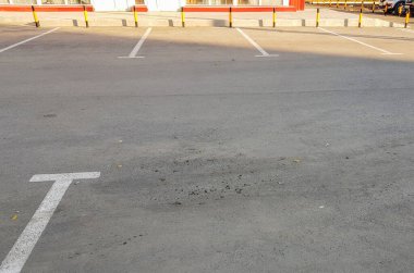 boş park yeri ile beyaz çizgiler asfalt üzerinde işaretleme.