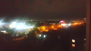 4k video, gece şehrinin reklam ışıklarının üst görüntüsü..