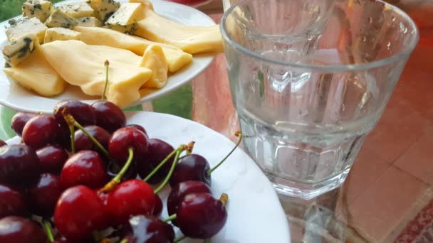 Resolutie Video Witte Mousserende Wijn Gegoten Een Glas Thuis Schieten — Stockvideo