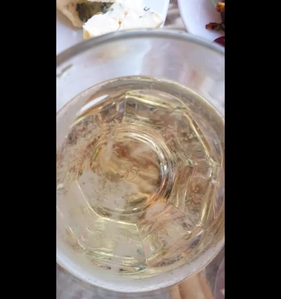 Video Bubbels Een Glas Champagne Witte Mousserende Wijn Bovenaanzicht Close — Stockvideo