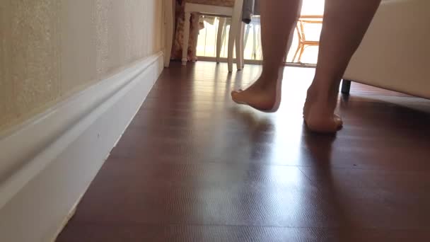 Vídeo Uma Mulher Meia Idade Caminha Descalça Chão Seu Quarto — Vídeo de Stock