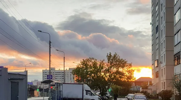 Wohnviertel Mit Gebäuden Autos Vor Dem Hintergrund Eines Sanften Sonnenuntergangs — Stockfoto