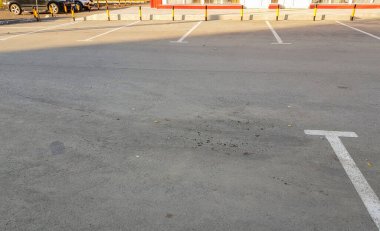 boş park yeri ile beyaz çizgiler asfalt üzerinde işaretleme.