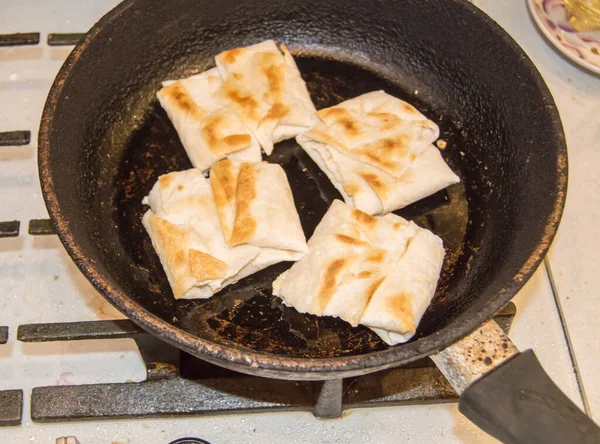 Cocinar Delicioso Desayuno Casero Tortillas Fritas Sin Levadura Rellenas Queso —  Fotos de Stock