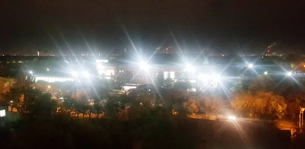 Прожекторы Фонари Ярко Светят Ночном Городе Фоне Зданий Ночного Неба — стоковое фото