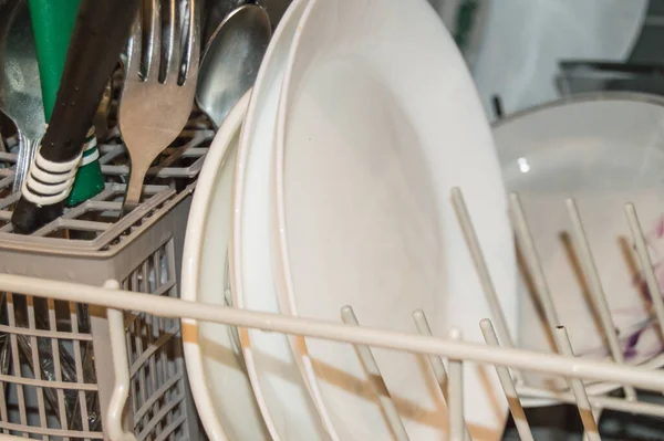 洗浄後の食器洗浄機 きれいな料理のクローズアップ — ストック写真