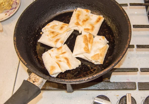 Μαγειρεύοντας Ένα Νόστιμο Σπιτικό Πρωινό Τηγανητά Άζυμα Tortillas Γεμιστά Τυρί — Φωτογραφία Αρχείου