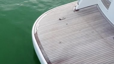 4k video, denizin arka planında bulunan lüks bir yatın ahşap güverte manzarası, yakın plan.