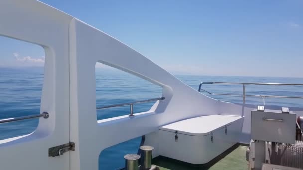 Vidéo 4k, vue du pont d'un yacht de luxe à la mer et la ligne d'horizon sur le fond de la mer, la lumière du soleil, le mouvement du bateau sur les vagues — Video
