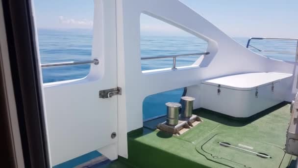 4k videó, kilátás a fedélzeten egy luxus jacht a tengerhez és a horizont vonal a háttérben a tenger, fényes napfény, csónak mozgás a hullámok — Stock videók