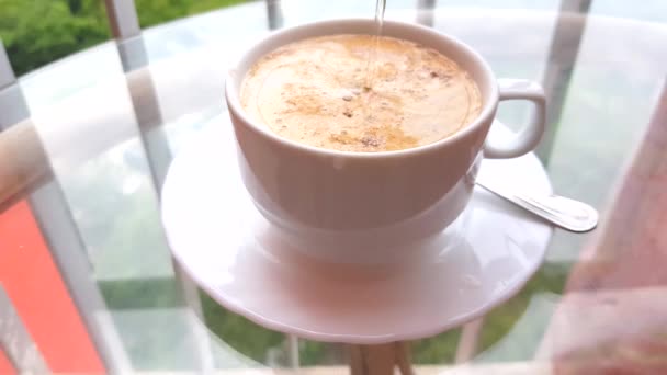 Video Heißes Wasser Wird Eine Weiße Porzellantasse Mit Instant Kaffeepulver — Stockvideo