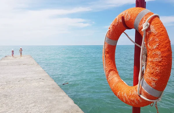 Livboj Närbild Piren Mot Bakgrund Havet — Stockfoto