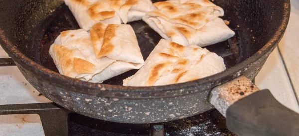 Cozinhar Delicioso Café Manhã Caseiro Tortilhas Ázimos Fritas Recheadas Com — Fotografia de Stock