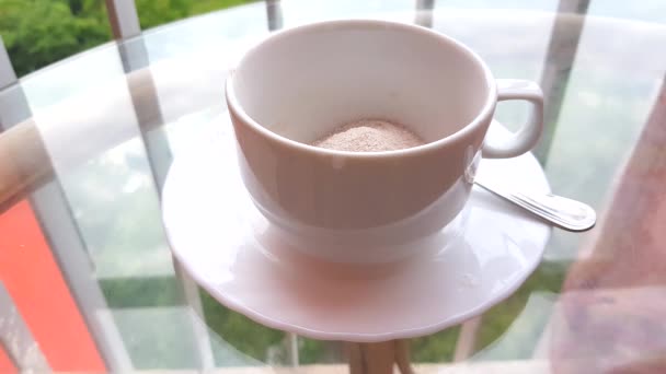 Video Weiße Porzellantasse Mit Instant Kaffeepulver Mit Sahne Zum Schnellen — Stockvideo