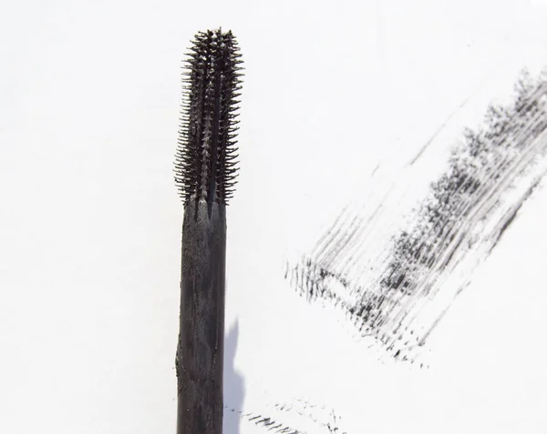 白い背景に孤立した黒インク スミア ドドルのブラシのクローズアップ — ストック写真