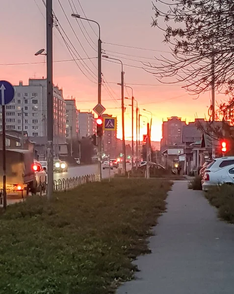Abendlichen Berufsverkehr Bei Sonnenuntergang Parken Autos Der Kreuzung Einer Stadtstraße — Stockfoto