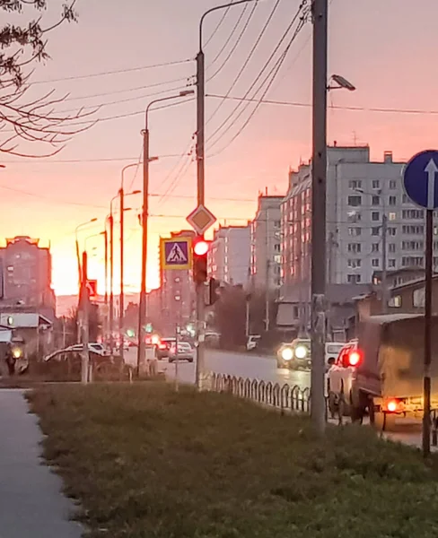 Abendlichen Berufsverkehr Bei Sonnenuntergang Parken Autos Der Kreuzung Einer Stadtstraße — Stockfoto