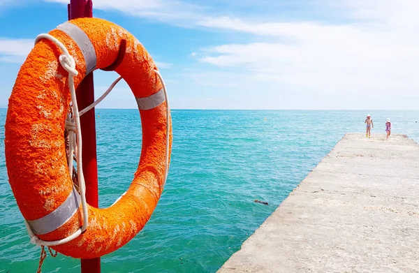 Lifebuoy Primer Plano Muelle Sobre Fondo Del Mar — Foto de Stock