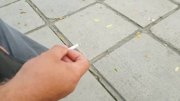 Vídeo Close Mão Homem Idoso Sentado Banco Parque Fumando Cigarro — Vídeo de Stock