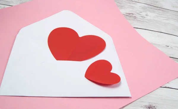 Δύο Κόκκινες Καρδιές Ένα Λευκό Φάκελο Ροζ Και Ξύλινο Φόντο — Φωτογραφία Αρχείου