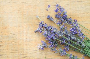 Ahşap arka planda romantik bir demet lavanta, seçici bir odak..