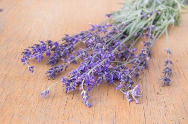 Ahşap arka planda romantik bir demet lavanta, seçici bir odak.