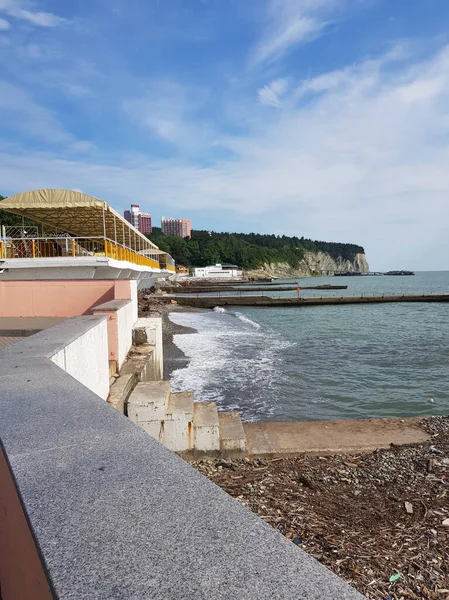 Utsikt Över Staden Stranden Stranden Efter Storm Skräp Pinnar Stockar — Stockfoto