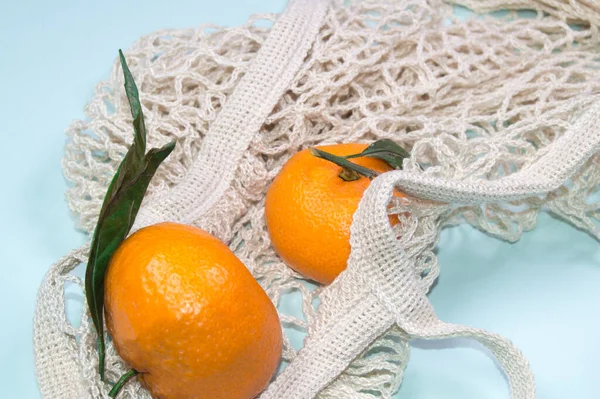 Tangerinas Maduras Saco Cordas Fundo Azul Frutas Embalagens Ecológicas — Fotografia de Stock