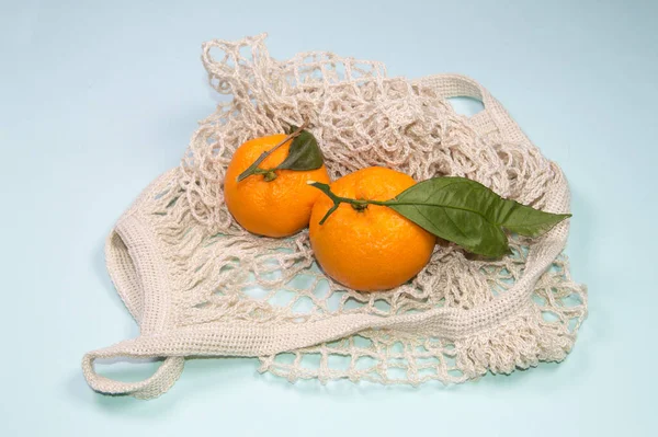 Zralé Mandarinky Tašce Modrém Pozadí Ovoce Ekologických Obalech — Stock fotografie
