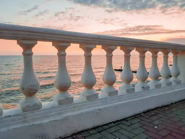 Klassisk Vit Gips Balustrade Bakgrunden Ett Lugnt Hav Vid Solnedgången — Stockfoto