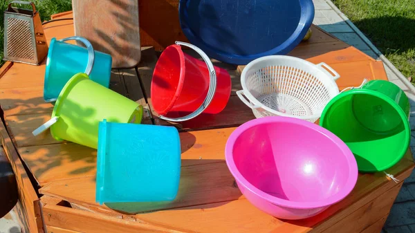 Multicolor Vacío Vajilla Plástico Limpio Sobre Fondo Madera Aire Libre — Foto de Stock